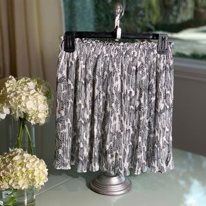 Pleated Mini Skirt With Snake/White Print